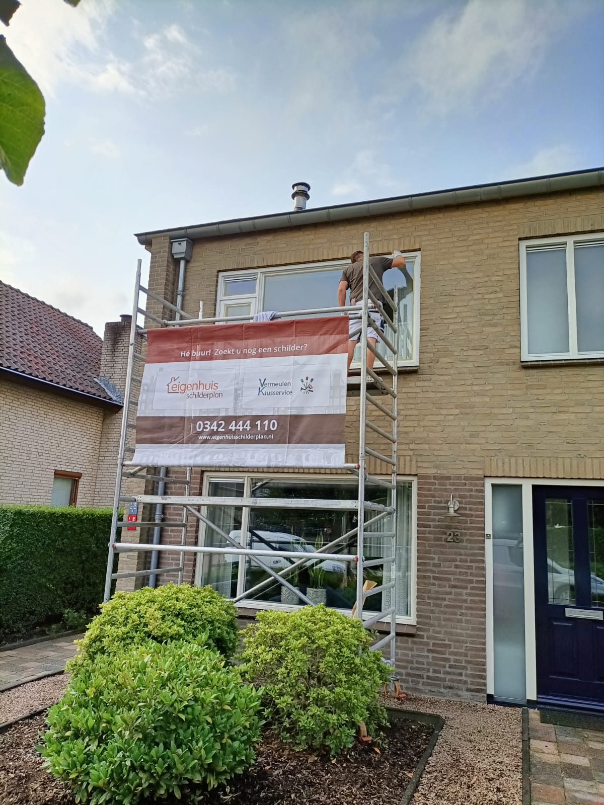Schilderwerk in uitvoering op steiger in Veenendaal